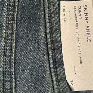 New! Never Worn LOFT
Curvy Mid Rise Skinny Jeans
